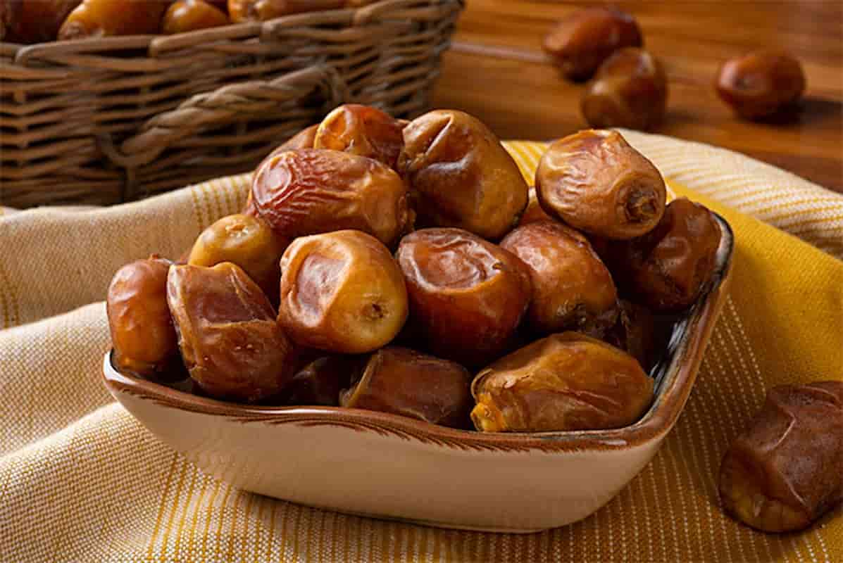 خرما زاهدی اعلا سالم با رنگ طلایی و ارزش غذایی مناسب